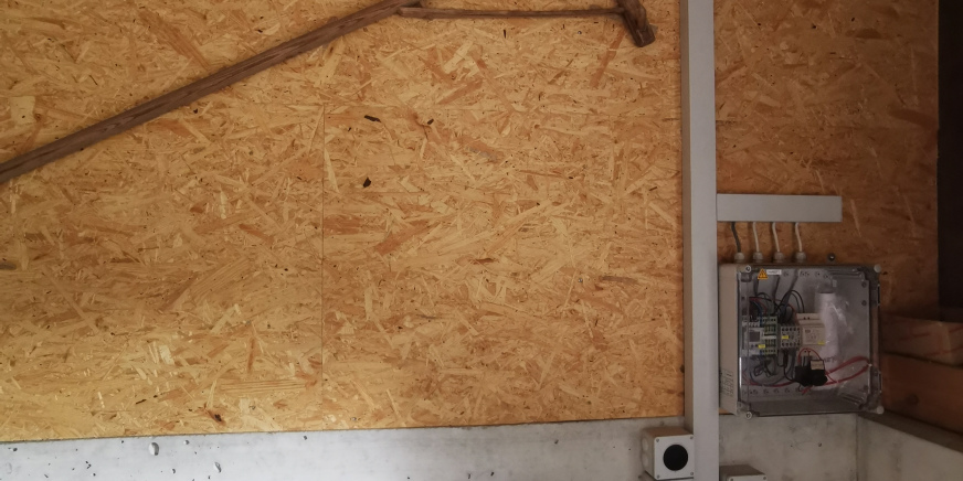 Elektroinstallationen im Durchgang