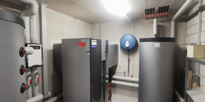 Technikraum mit Wärmepumpe
